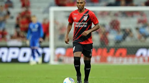 Fernandinho, do Athletico, com a bola em jogo na Ligga Arena (Alamy Stock Photo)
