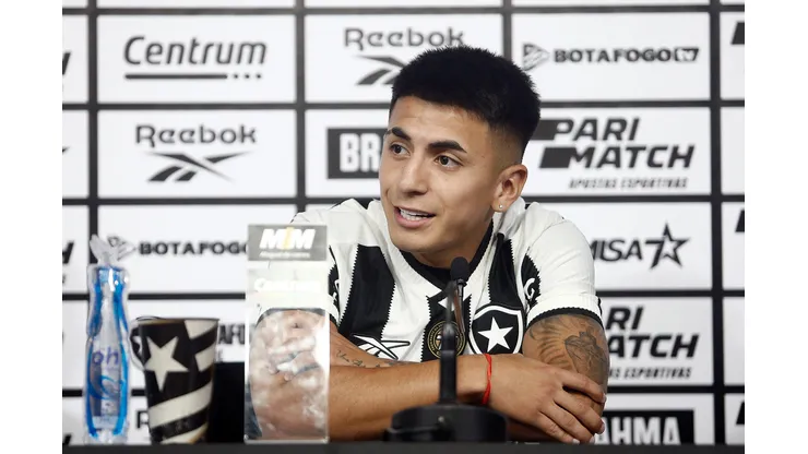 Foto: Vitor Silva/Botafogo - Thiago Almada durante coletiva de apresentação no Botafogo.