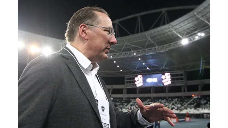 Foto: Vitor Silva/Botafogo - John Textor antes do confronto contra o Atlético-GO no Brasileirão 2024.