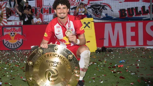Andre Ramalho, do Salzburgo, comemora com o troféu a conquista do Campeonato Austríaco de Futebol após a típica partida da Bundesliga entre RB Salzburg e SKN St. Poelten na Red Bull Arena em 26 de maio de 2019 em Salzburgo, Áustria. (Foto de Andreas Schaad/Bongarts/Getty Images)