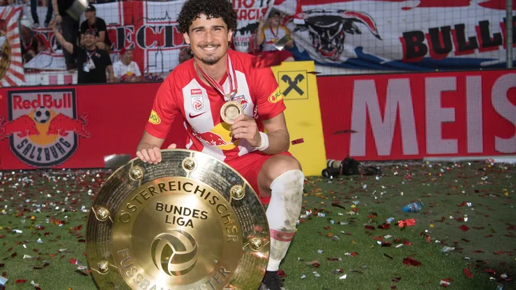Andre Ramalho, do Salzburgo, comemora com o troféu a conquista do Campeonato Austríaco de Futebol após a típica partida da Bundesliga entre RB Salzburg e SKN St. Poelten na Red Bull Arena em 26 de maio de 2019 em Salzburgo, Áustria. (Foto de Andreas Schaad/Bongarts/Getty Images)