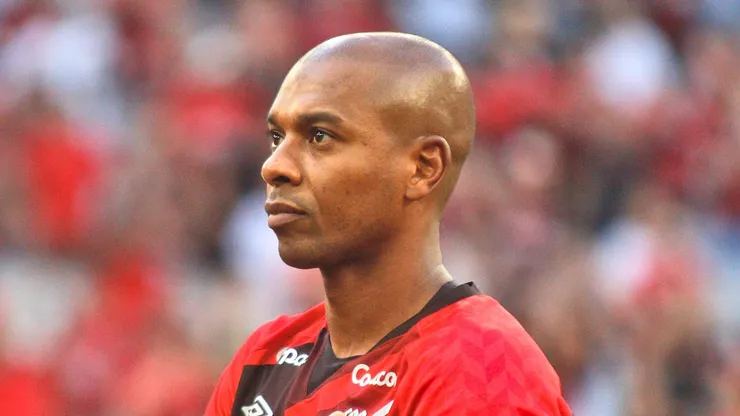 Fernandinho jogador do Athletico-PR durante partida contra o Coritiba no estadio Arena da Baixada pelo campeonato Paranaense 2023. Meio-campista descobriu sobre contratação vetada.