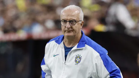 O técnico Dorival Junior do Brasil observa antes da partida das quartas de final da CONMEBOL Copa América 2024 entre Uruguai e Brasil no Allegiant Stadium em 06 de julho de 2024 em Las Vegas, Nevada.