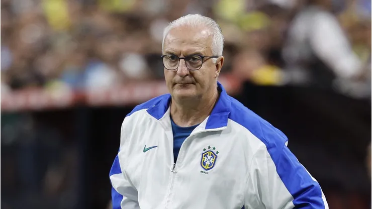 O técnico Dorival Junior do Brasil observa antes da partida das quartas de final da CONMEBOL Copa América 2024 entre Uruguai e Brasil no Allegiant Stadium em 06 de julho de 2024 em Las Vegas, Nevada.