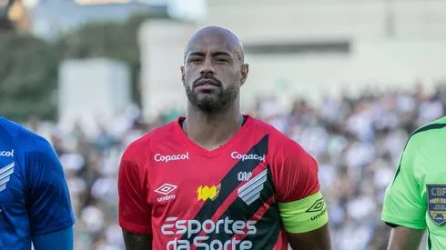 Jogador do Athletico-PR durante partida contra o Maringa no estadio Willie Davids pelo campeonato Paranaense 2024. Zagueiro pode ganhar reforço na defesa.