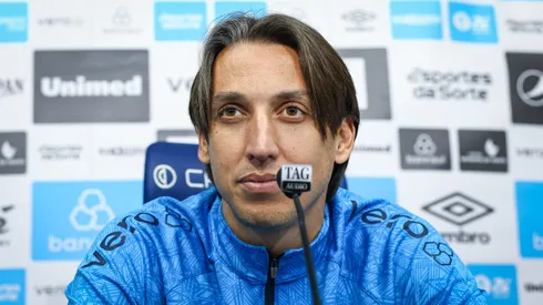 Zagueiro Pedro Geromel concede entrevista coletiva após o treino desta terça-feira. Zagueiro sofre criticas no clube gaúcho
