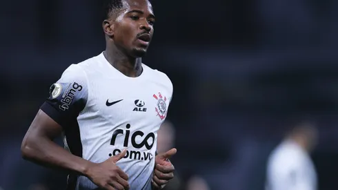 Cacá durante clássico contra o Palmeiras no Brasileirão de 2024.