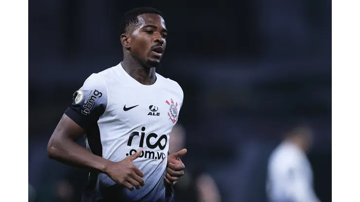 Cacá durante clássico contra o Palmeiras no Brasileirão de 2024.