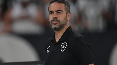 Artur Jorge durante confronto contra o Atlético-MG no Brasileirão 2024.