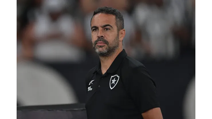 Artur Jorge durante confronto contra o Atlético-MG no Brasileirão 2024.