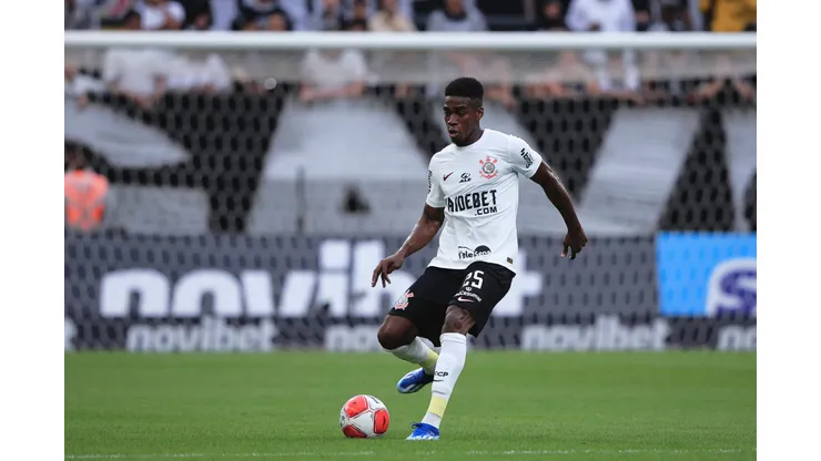 Félix Torres durante confronto contra o Guarani no Campeonato Paulista 2024.