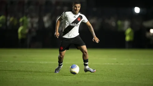 Matheus Carvalho durante confronto contra o São Paulo no Brasileirão 2024.