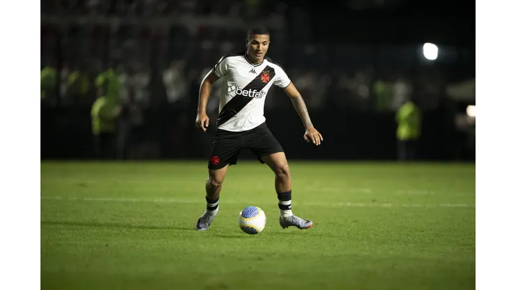 Matheus Carvalho durante confronto contra o São Paulo no Brasileirão 2024.