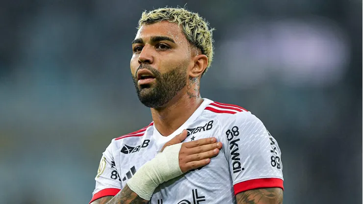 Gabigol, jogador do Flamengo, deve chegar ao Palmeiras em 2025.