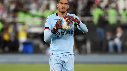 Goleiro do Athletico Goianiense em jogo (A.PAES / Alamy Stock Photo)