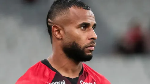 Alex Santana, atuando pelo Athletico.