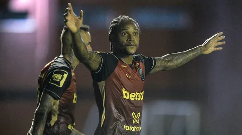 Luiz Adriano não conseguiu render no Vitória – Foto: Jhony Pinho/AGIF