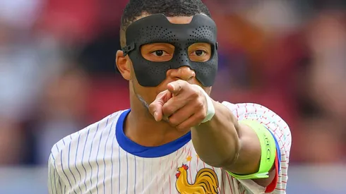 Mbappe com sua máscara (Mark Pain / Alamy Stock Photo)