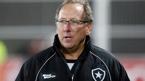 Foto: Vitor Silva/Botafogo – John Textor durante confronto contra o Patronato na Sul-Americana 2023.