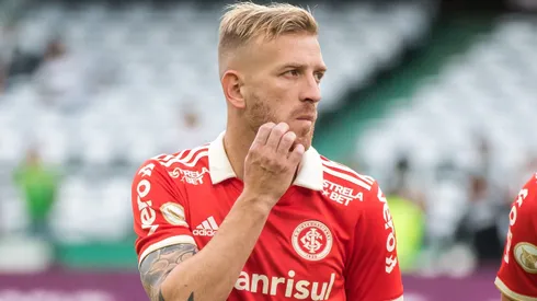 Pedro Henrique, ex-jogador do Internacional durante execucao do hino nacional antes da partida contra o Coritiba no estadio Couto Pereira pelo campeonato Brasileiro A 2022. Ponta está sofrendo pressão no Timão.