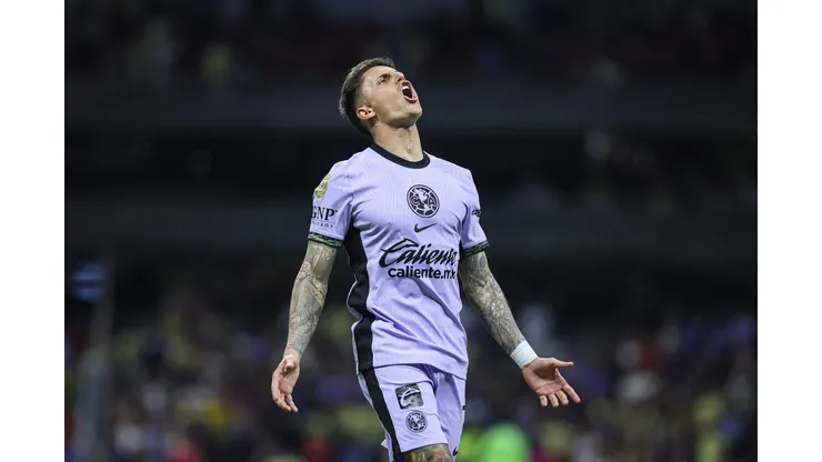 Brian Rodríguez durante confronto contra o Atlético San Luis na Liga MX.