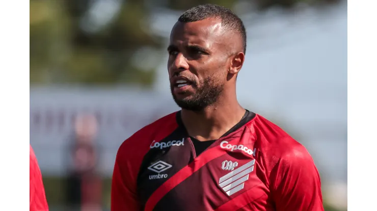 Ale Santana durante uma partida no Campeonato Paranaense de 2023.