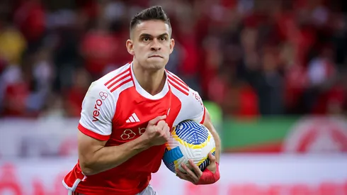 Borré jogador do Internacional comemora seu gol durante partida contra o Atlético-GO no estádio Beira-Rio pelo campeonato Brasileiro A 2024. Centroavante perdeu gol inacreditável e sofreu pressão.