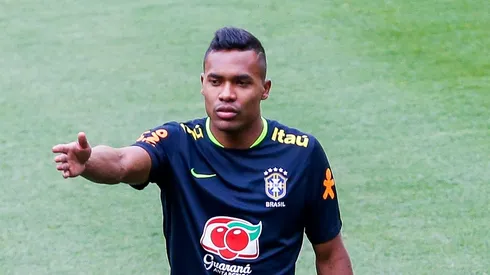 Alex Sandro acompanhará o jogo do São Paulo.