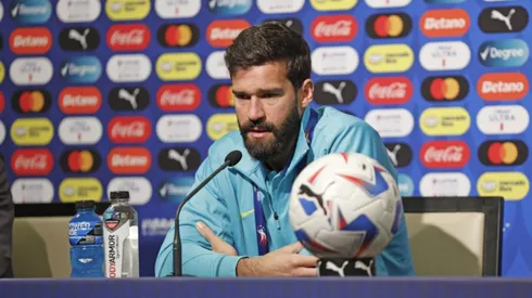 Alisson durante coletiva de imprensa pela Seleção Brasileira Créditos: Rafael Ribeiro/CBF
