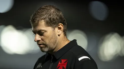Rafael Paiva tecnico do Vasco durante partida contra o Sao Paulo no estadio Sao Januario pelo campeonato Brasileiro A 2024. Treinador recebeu péssima notícia.