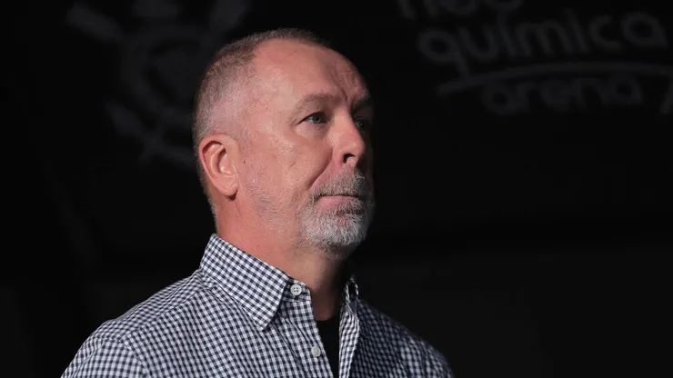 Mano Menezes fecha com 'rival' do Corinthians no Brasileirão.