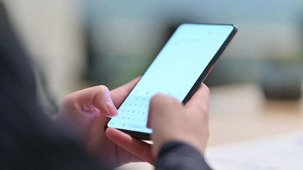 A imagem é de uma mulher fazendo cadastro no Superbet através do celular.
