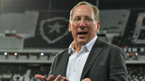 John Textor, presidente da SAF do Botafogo, durante partida contra o Atletico-GO no Nilton Santos, pelo Campeonato Brasileiro.