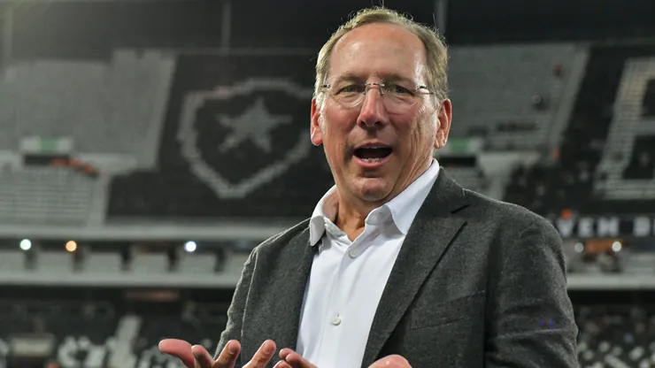 John Textor, presidente da SAF do Botafogo, durante partida contra o Atletico-GO no Nilton Santos, pelo Campeonato Brasileiro.