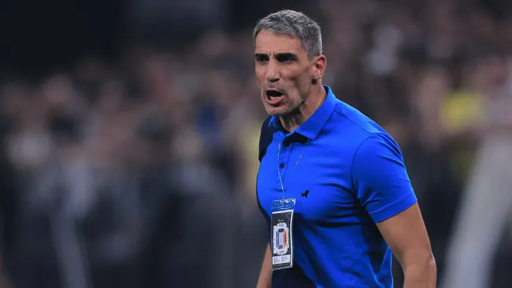 Vojvoda, técnico do Fortaleza, durante partida contra o Corinthians na Neo Química Arena pela Copa Sul-Americana de 2023.