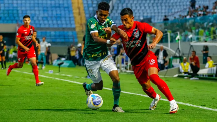 Estêvão jogador do Palmeiras disputa lance com Cuello jogador do Athletico-PR durante partida no estádio Arena Barueri pelo campeonato Brasileiro A 2024. Foto: Marco Miatelo/AGIF
