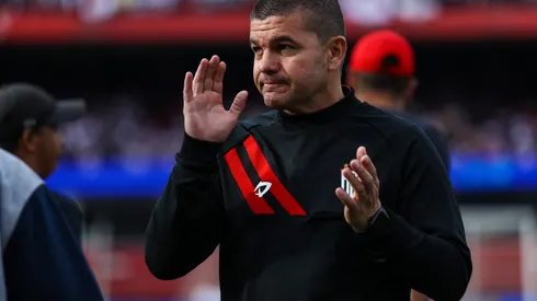 Umberto Louzer durante confronto contra o São Paulo no Campeonato Brasileiro de 2024.