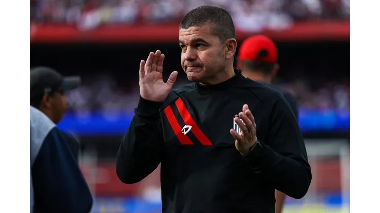 Umberto Louzer durante confronto contra o São Paulo no Campeonato Brasileiro de 2024.