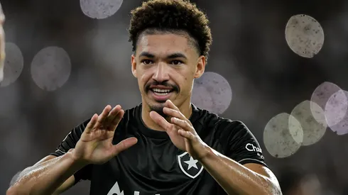 Adryelson jogador do Botafogo durante partida contra o Santos no estádio Engenhão pelo campeonato Brasileiro A 2022. Zagueiro está de volta ao clube carioca