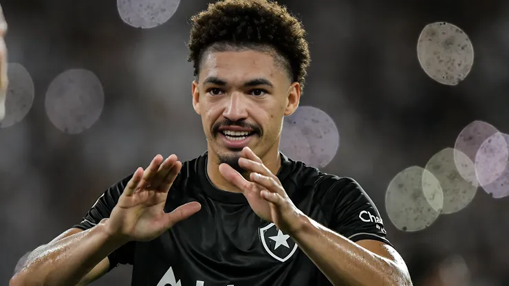 Adryelson jogador do Botafogo durante partida contra o Santos no estádio Engenhão pelo campeonato Brasileiro A 2022. Zagueiro está de volta ao clube carioca