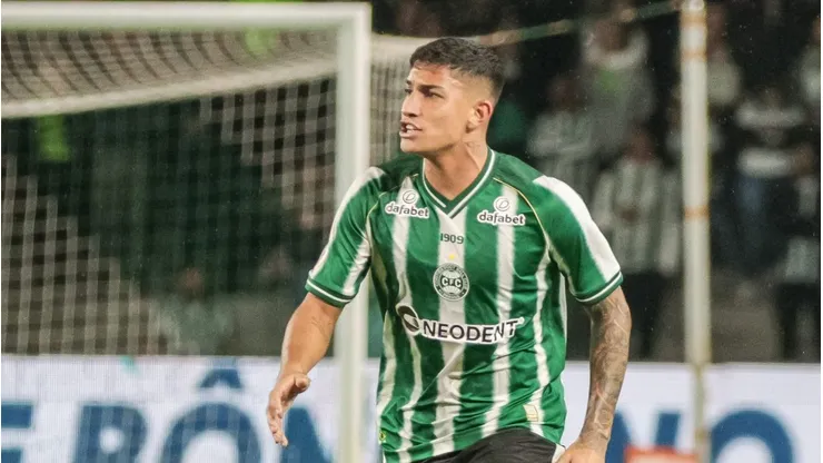Thiago Dombroski atuando no Coritiba em 2023