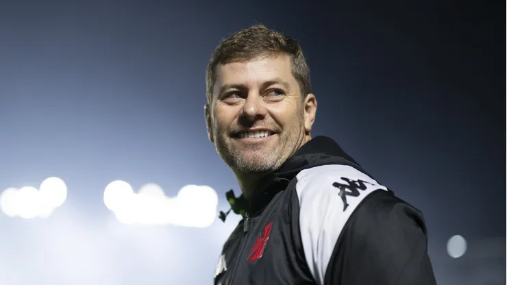 Rafael Paiva técnico do Vasco antes da partida contra o Athletico-PR no estadio Sao Januario pelo campeonato Brasileiro A 2024