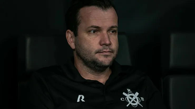 Daniel Paulista técnico do CRB durante partida contra o Atlético-MG no estádio Arena MRV pelo campeonato Copa Do Brasil 2024. Foto: Fernando Moreno/AGIF