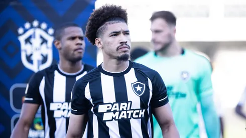 – Adryelson jogador do Botafogo durante partida contra o Santos no estadio Vila Belmiro pelo campeonato Brasileiro A 2023. Foto: Abner Dourado/AGIF