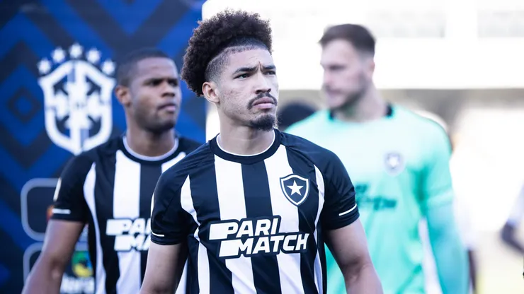 - Adryelson jogador do Botafogo durante partida contra o Santos no estadio Vila Belmiro pelo campeonato Brasileiro A 2023. Foto: Abner Dourado/AGIF