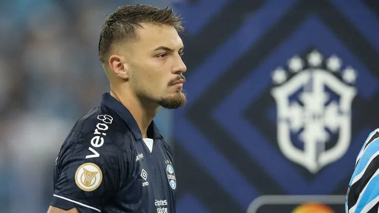 Gabriel Grando goleiro do Gremio durante partida contra o Internacional no estadio Arena do Gremio pelo campeonato BRASILEIRO A 2023. Goleiro vive drama na carreira