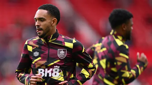 Vitinho do Burnley se aquece antes da partida da Premier League entre Manchester United e Burnley FC, em Old Trafford, em 27 de abril de 2024, em Manchester, Inglaterra. Foto: Gareth Copley/Getty Images
