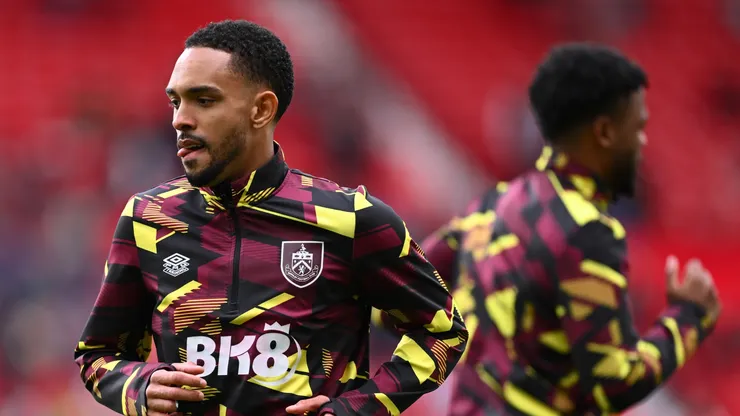 Vitinho do Burnley se aquece antes da partida da Premier League entre Manchester United e Burnley FC, em Old Trafford, em 27 de abril de 2024, em Manchester, Inglaterra. Foto: Gareth Copley/Getty Images