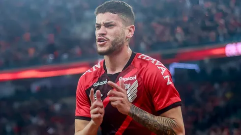 Rômulo jogador do Athletico-PR comemora seu gol durante partida contra o Bahia no estádio Arena da Baixada pelo campeonato Copa do Brasil 2022. Ponta está brilhando no futebol turco