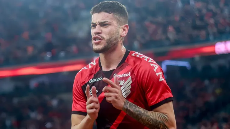 Rômulo jogador do Athletico-PR comemora seu gol durante partida contra o Bahia no estádio Arena da Baixada pelo campeonato Copa do Brasil 2022. Ponta está brilhando no futebol turco